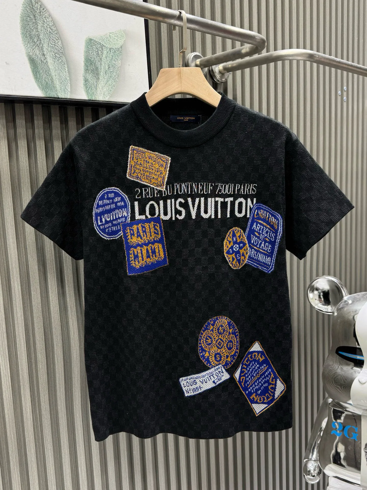 🅿️440 🀄️ Louis Vuitton LOUIS VUITTON checkerboard label knitted short sleeves. Made with custom-made cotton polished silk fabrics. Damier jacquard intarsia texture. Made from hanging woolen looms imported from Germany. The threads are matched to the original color. Environmentally friendly fixed dyeing. The jacquard fabric requires a fine yarn count. The body uses an imported 16-knit Shiti square weave. The perfect jacquard process takes 150 minutes per piece. The pattern adopts double-sided hanging wool technology, fine workmanship, clear texture and texture, extremely fine weaving threads are made of environmentally friendly fibers, the stitching uses a 16-pin plate, each closing edge must be hand-picked, the stitching must be tight and smooth, the body is neatly aligned in the front, back, left and right, the fabric has a soft and waxy drape feel, the fabric is comfortable and soft, skin-friendly, breathable and elastic. The details are exquisite and the workmanship is exquisite. The overall wiring is straight and delicate. The fabric is comfortable and soft. The color is consistent and there is no color difference. It can be matched with the same style to create a fashionable look. The three standards are complete. The same style for men and women.